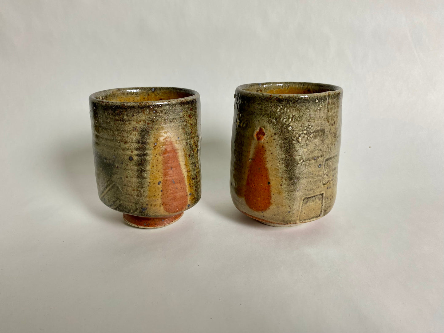 A pair of Shino yunomi with teardrop flashing marks