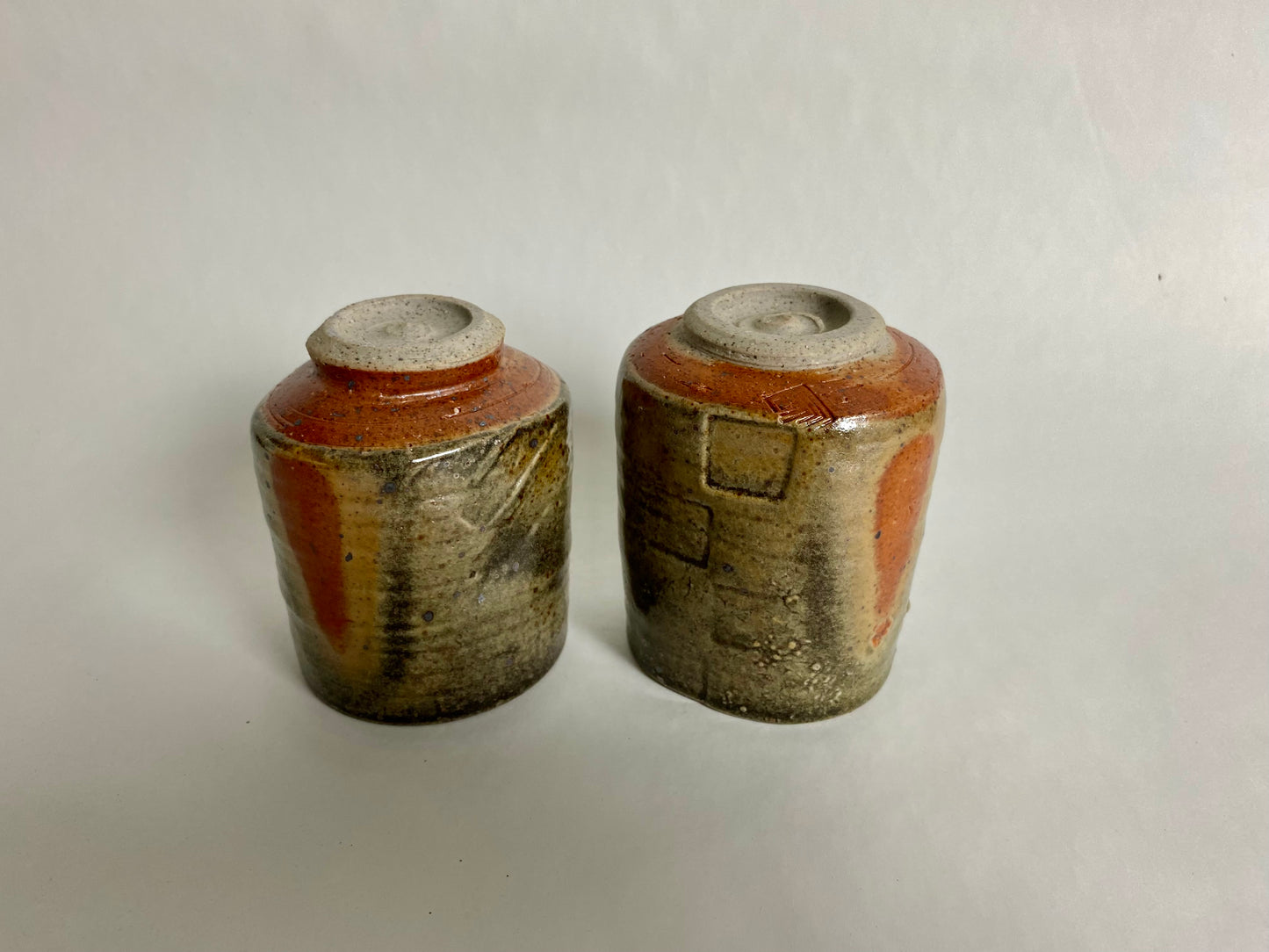 A pair of Shino yunomi with teardrop flashing marks